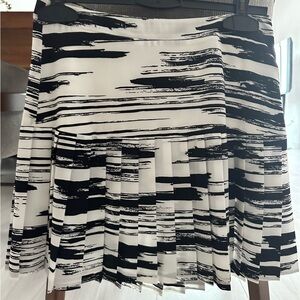 Banana Republic Pleated Black & White Mini Skirt, Size 6.
